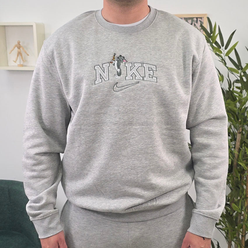 Sweat-shirt brodé au point rose
